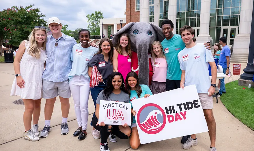 Students holding "First Day UA 2022" and "Hi, Tide Day" signs