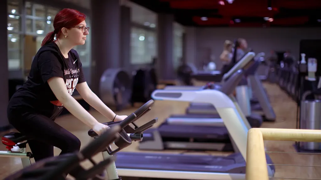 A young woman exercises at the Student Recreation Center.