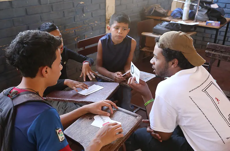 A student mentors young children.